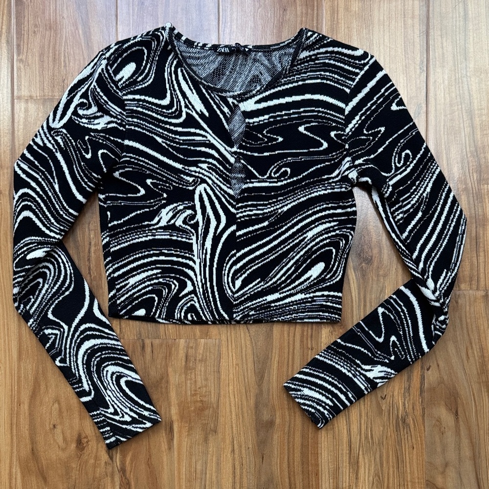 Zara • Swirl Pattern Top
